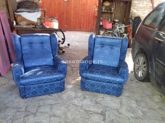 Dve stilske fotelje restaurirane u plavom brokatu, ulepsace svaki prostor.