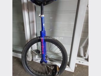 Bicikl sa jednim tockom-zonglerski