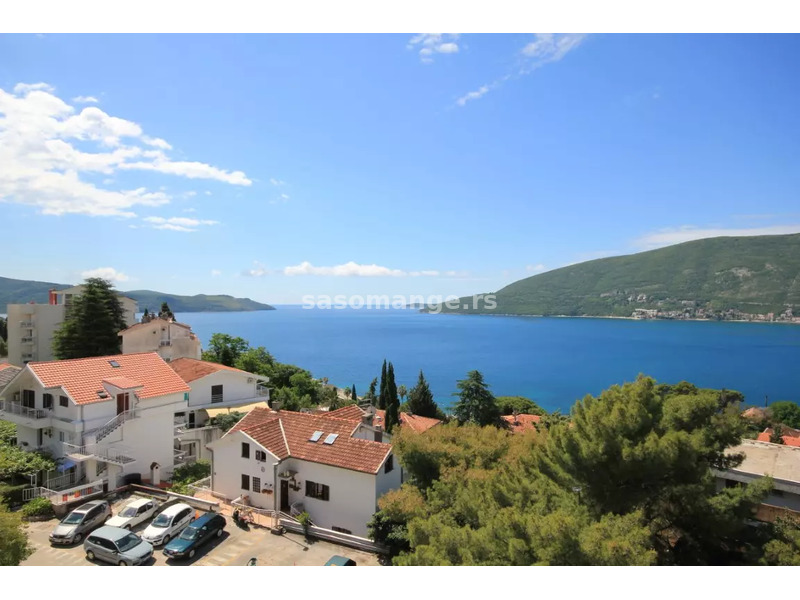 Dvosoban stan sa panoramskim pogledom na more na odličnoj gradskoj lokaciji, Herceg Novi