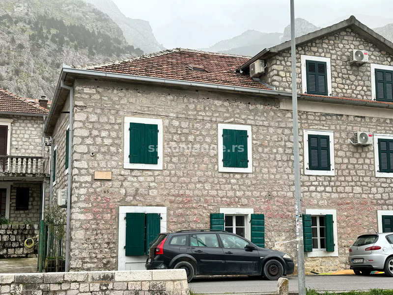 Dio kuće za renovaciju na prvoj liniji do mora, Dobrota, Kotor