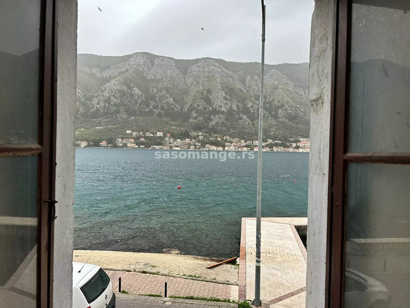 Dio kuće za renovaciju na prvoj liniji do mora, Dobrota, Kotor