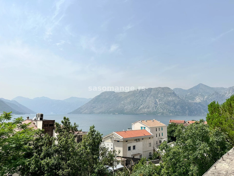 Kuća na četiri nivoa na odličnoj lokaciji, Dobrota, Kotor