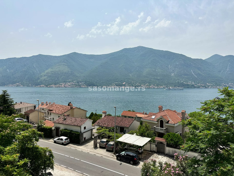 Kuća na četiri nivoa na odličnoj lokaciji, Dobrota, Kotor