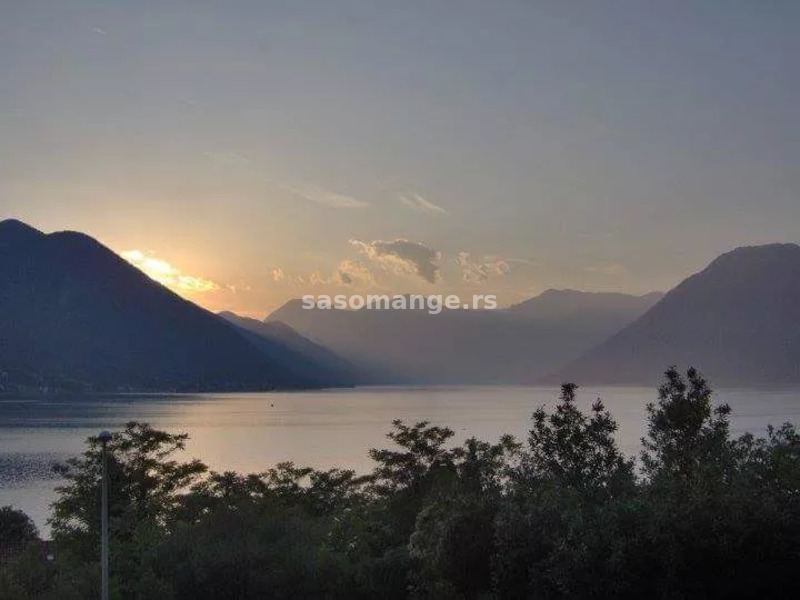 Kuća na četiri nivoa na odličnoj lokaciji, Dobrota, Kotor