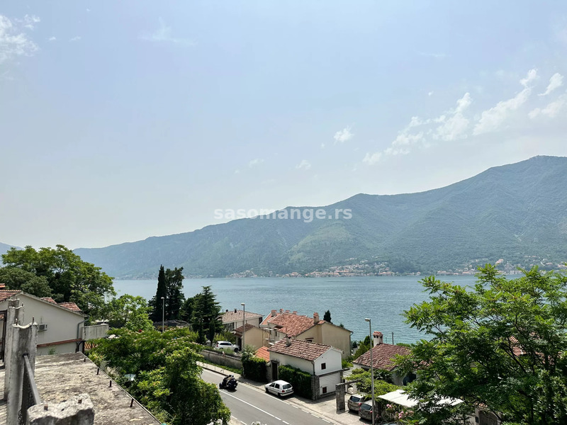 Kuća na četiri nivoa na odličnoj lokaciji, Dobrota, Kotor