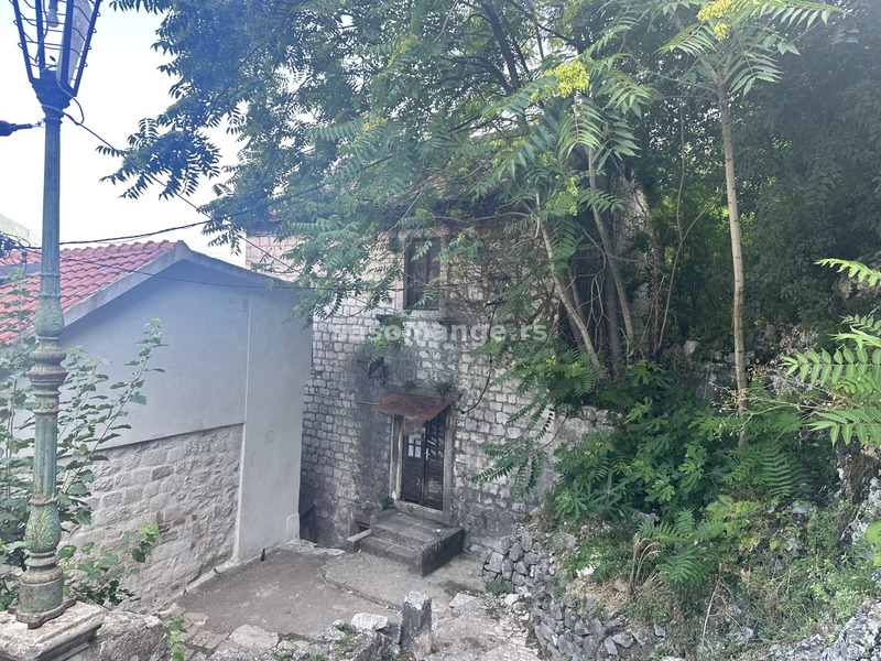 Kamena kuća za totalnu renovaciju, Stari grad Kotor