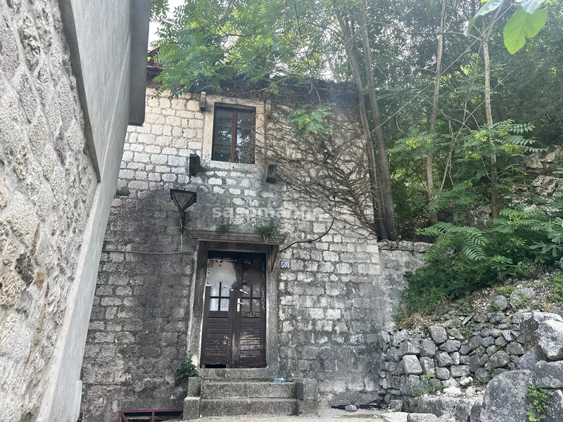 Kamena kuća za totalnu renovaciju, Stari grad Kotor