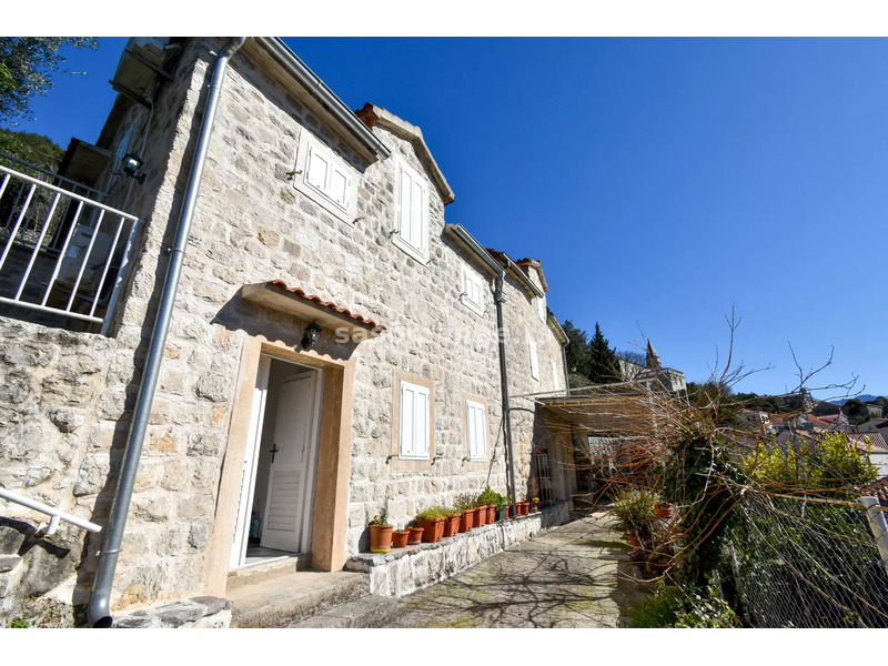 Prelijepa kamena kuća sa velikim placem na odličnoj lokaciji, Perast, Kotor