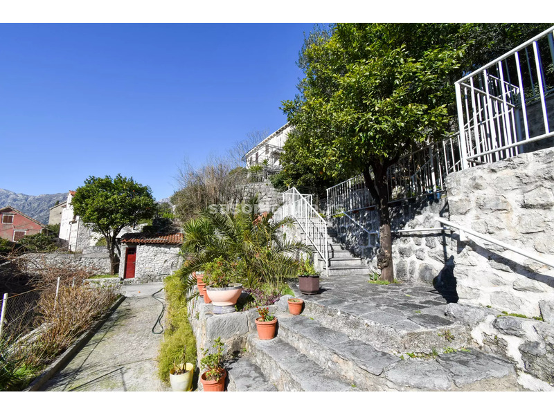 Prelijepa kamena kuća sa velikim placem na odličnoj lokaciji, Perast, Kotor