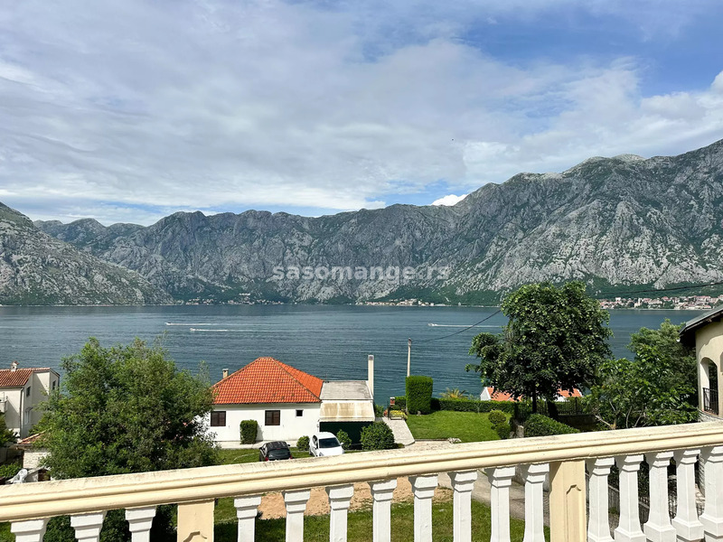 Šarmantna kuća na dva nivoa sa pogledom na more, Prčanj, Kotor