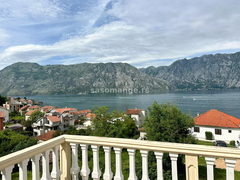 Šarmantna kuća na dva nivoa sa pogledom na more, Prčanj, Kotor