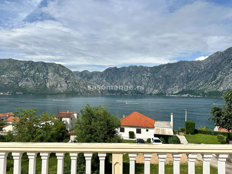 Šarmantna kuća na dva nivoa sa pogledom na more, Prčanj, Kotor