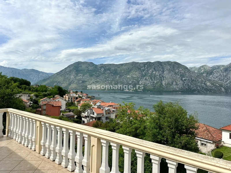 Šarmantna kuća na dva nivoa sa pogledom na more, Prčanj, Kotor