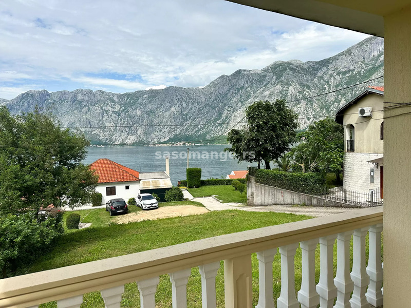 Šarmantna kuća na dva nivoa sa pogledom na more, Prčanj, Kotor