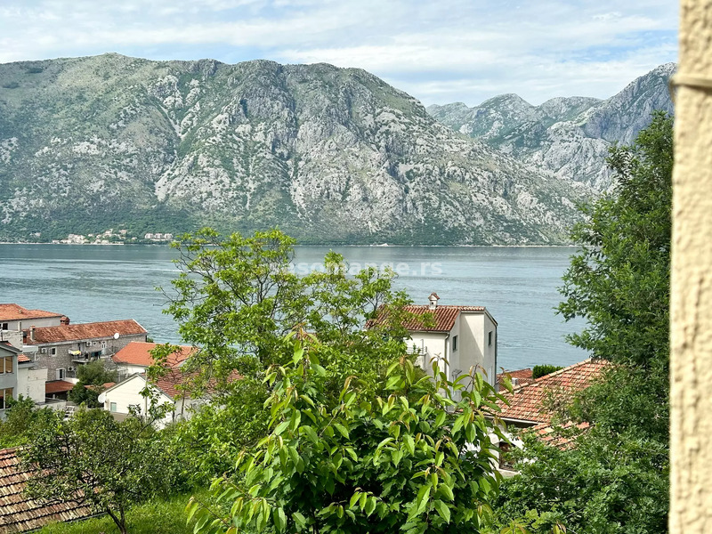 Šarmantna kuća na dva nivoa sa pogledom na more, Prčanj, Kotor