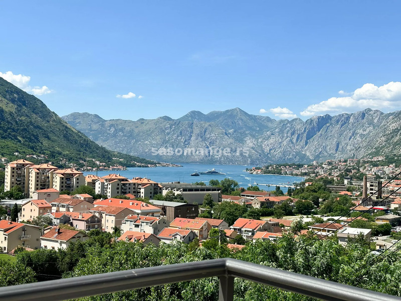 Lijepa kuća na dva nivoa sa pogledom na zaliv, Skaljari, Kotor