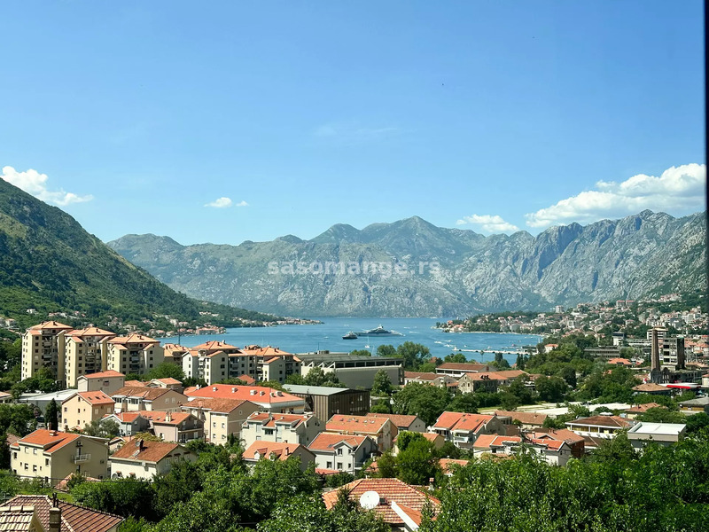 Lijepa kuća na dva nivoa sa pogledom na zaliv, Skaljari, Kotor