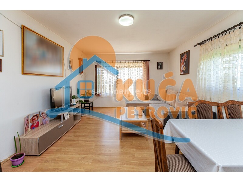 Na prodaju porodična kuća na putu za Gornje Međurovo, 523m2