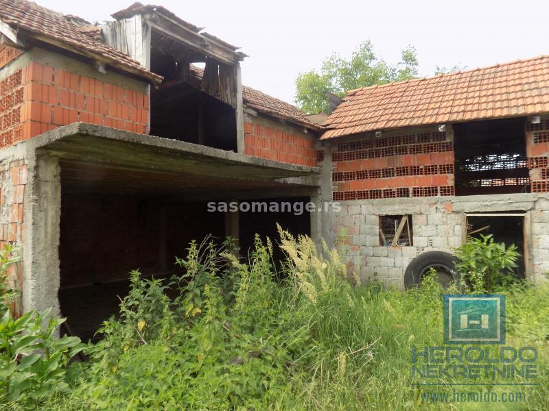 Na prodaju spratna kuća u Ćupriji na placu površine 9 ari