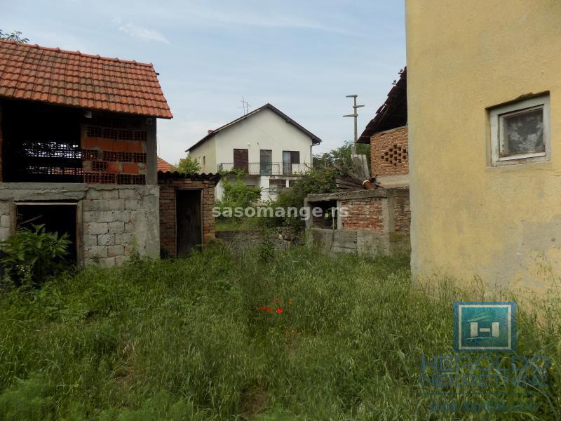 Na prodaju spratna kuća u Ćupriji na placu površine 9 ari