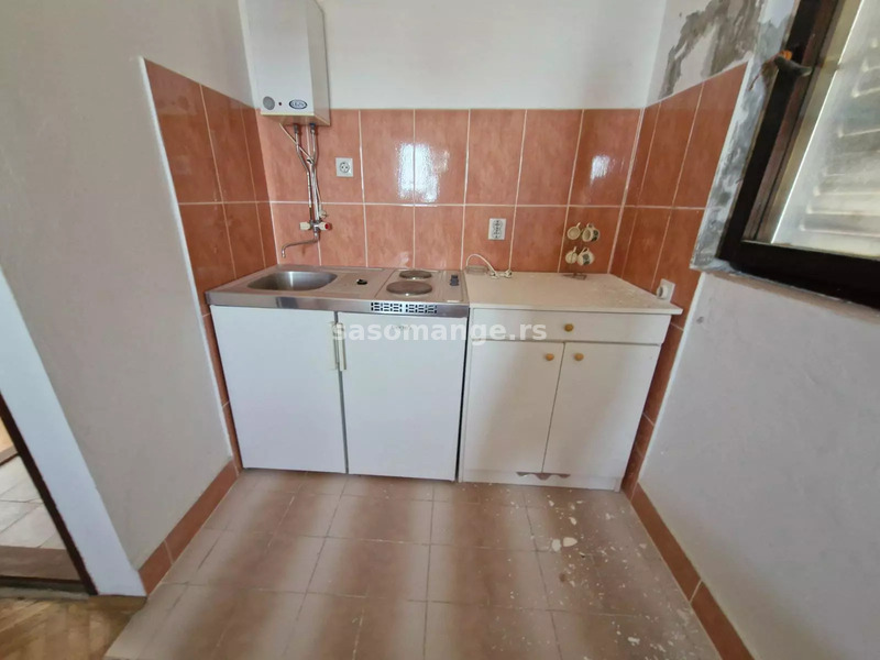 Trospratna kuca sa cetri apartmana na dobroj lokaciji, Bar