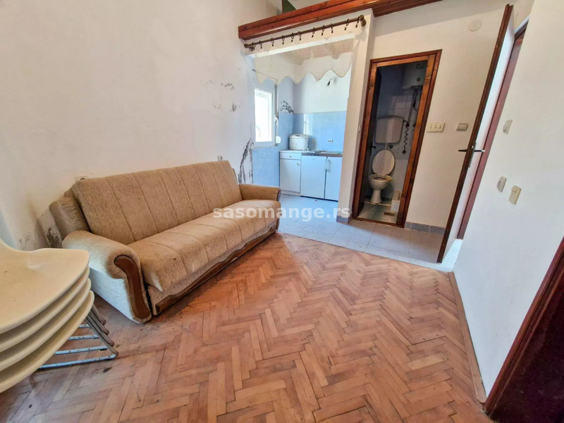 Trospratna kuca sa cetri apartmana na dobroj lokaciji, Bar