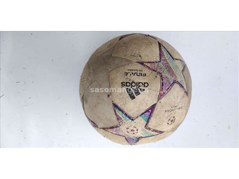 Lopta za fudbal Adidas br.5 , ostecena, drzi vazdu