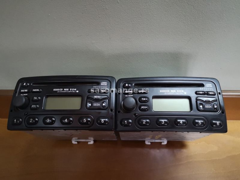Dva originalna radio CD plejera za Forda u poluispravnom stanju , cena je za oba .