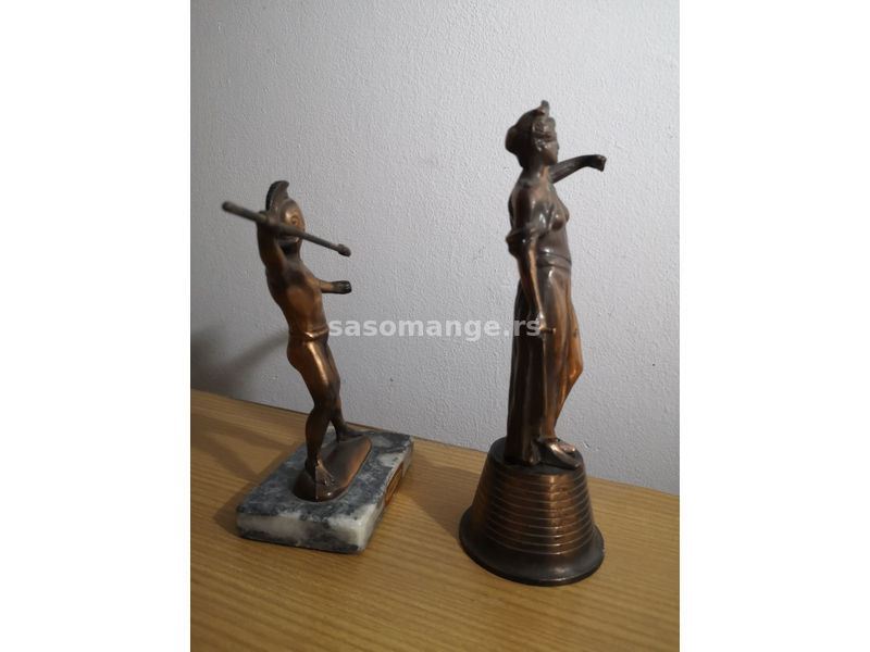 Dve nekompletne bronzane figure ( jedna na postolju od mermera ) . Cena je za obe figure .