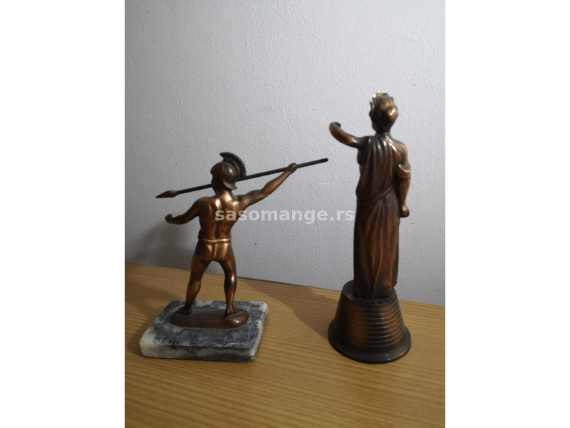 Dve nekompletne bronzane figure ( jedna na postolju od mermera ) . Cena je za obe figure .
