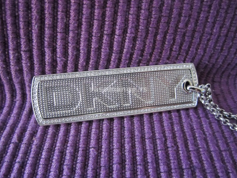 DKNY ženska ogrlica sa pločicom, NOVA, ORIGINAL, umesto 90 evra