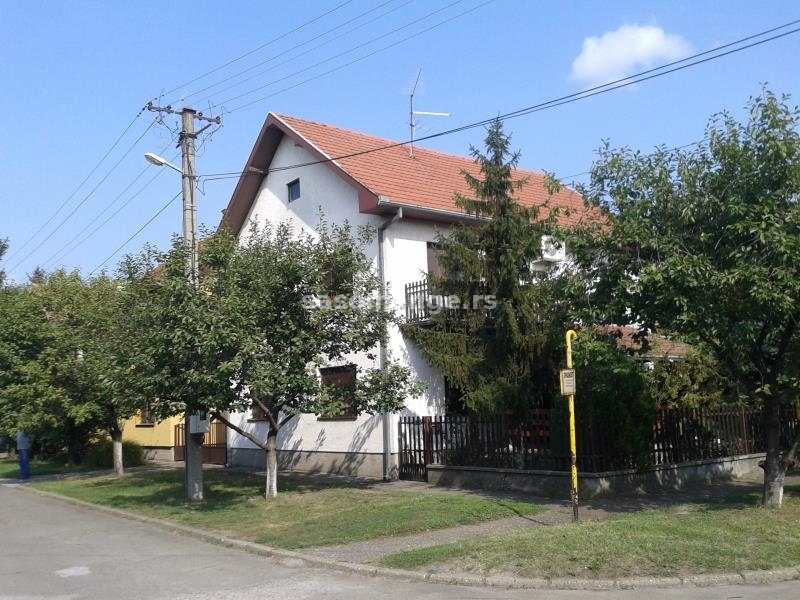 LEPA SPRATNA KUĆA, SAM CENTAR KULE. TOP LOKACIJA, ODMAH USELJIVA. CENA: 82.650,-EUR