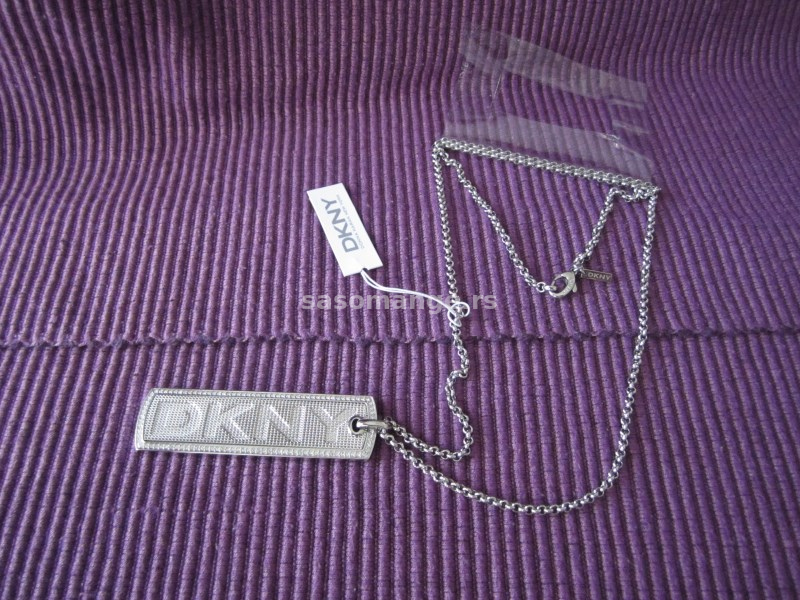 DKNY ženska ogrlica sa pločicom, NOVA, ORIGINAL, umesto 90 evra