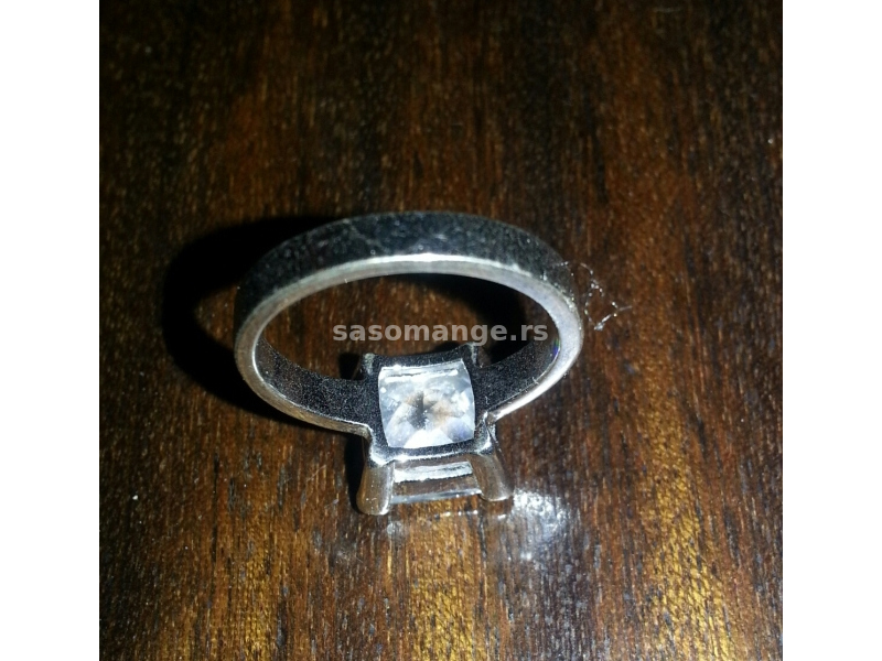 Vrlo lep prsten od srebra 925 FAS sa kamenom