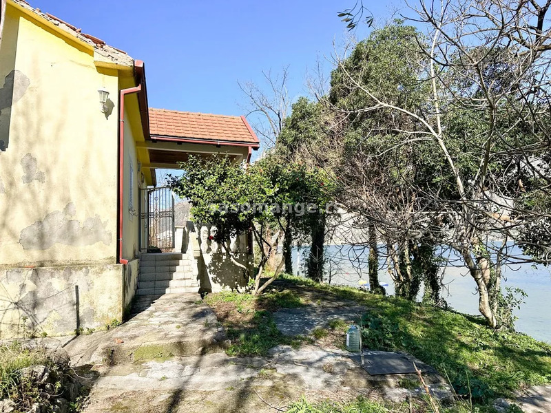 Kuća sa prostranim građevinskim placem na prvoj liniji do mora, Stoliv, Kotor