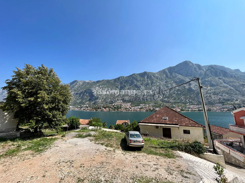 Građevinski plac udaljen na 50 metara od mora, Muo, Kotor