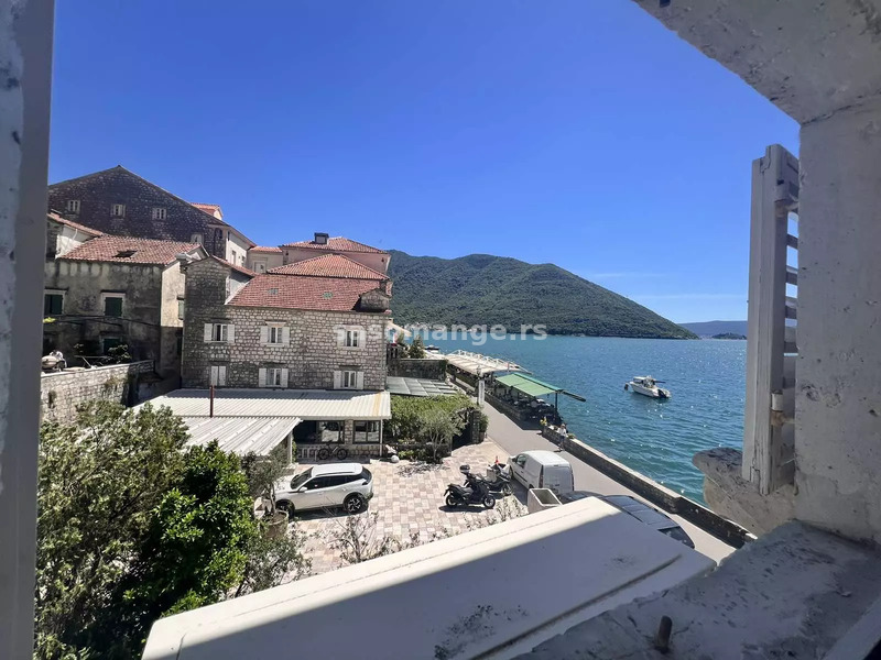 Renoviran dvosoban stan na prvoj liniji do mora, Perast