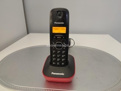 Lep Panasonic telefon crno-crveni+baterije.