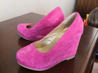 Nove pink kožne cipele, broj 37