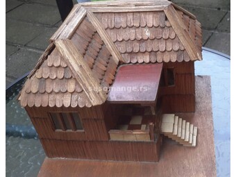 Drvena minijaturna kućica