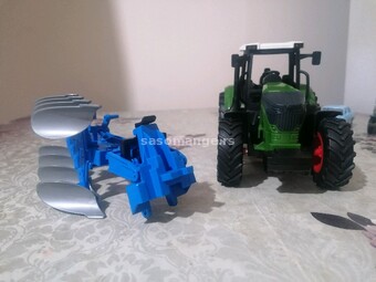Korody traktor sa plugom