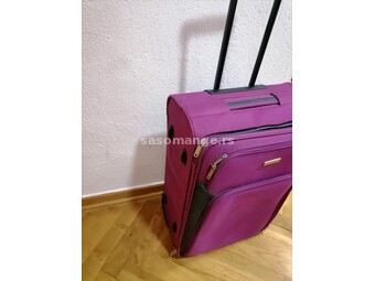 Kofer TRAVELITE u lila boji veci oko 60/40/25 ispravan