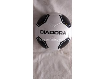 Lopta za fudbal Diadora br.5, 409 grama,kao nova