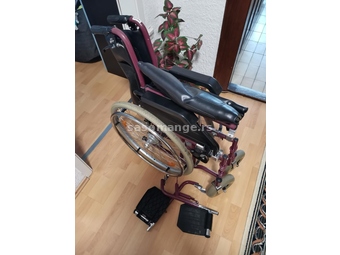 Invalidska kolica sa dva sistema kočenja.