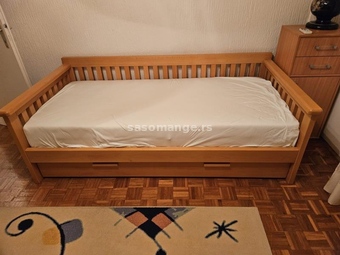Drveni krevet sa fiokom