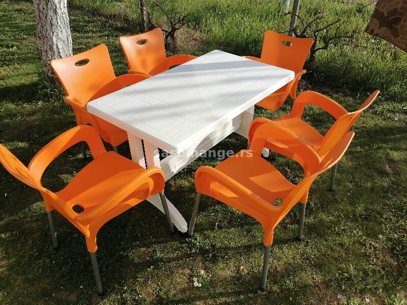 Plasticne stolice sa metalnim nogarima