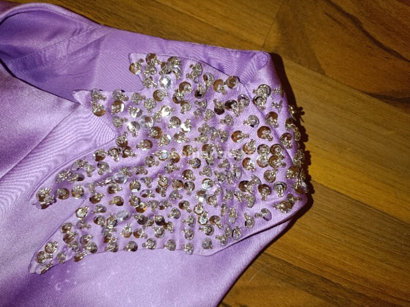 Dugačka lila svečana haljina sa šlepom