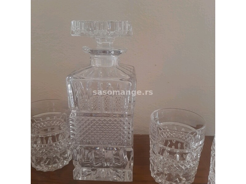 Kristalne čaše sa flašom