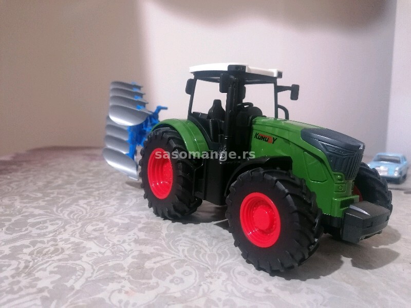 Korody traktor sa plugom