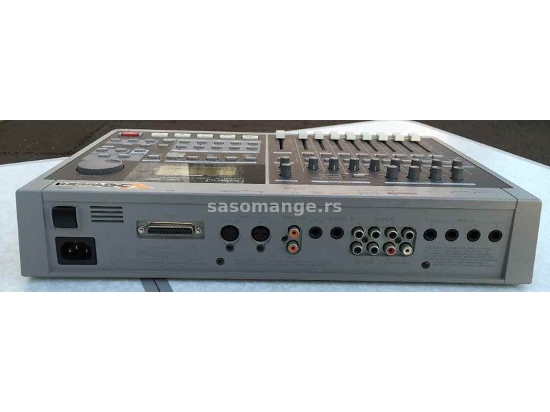 Osmokanalni digitalni snimač Roland VS 880 V-Expanded